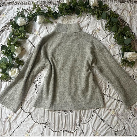 For The Republic grey turtleneck sweater with a relaxed fit and flare sleeves - Picture 3 of 3